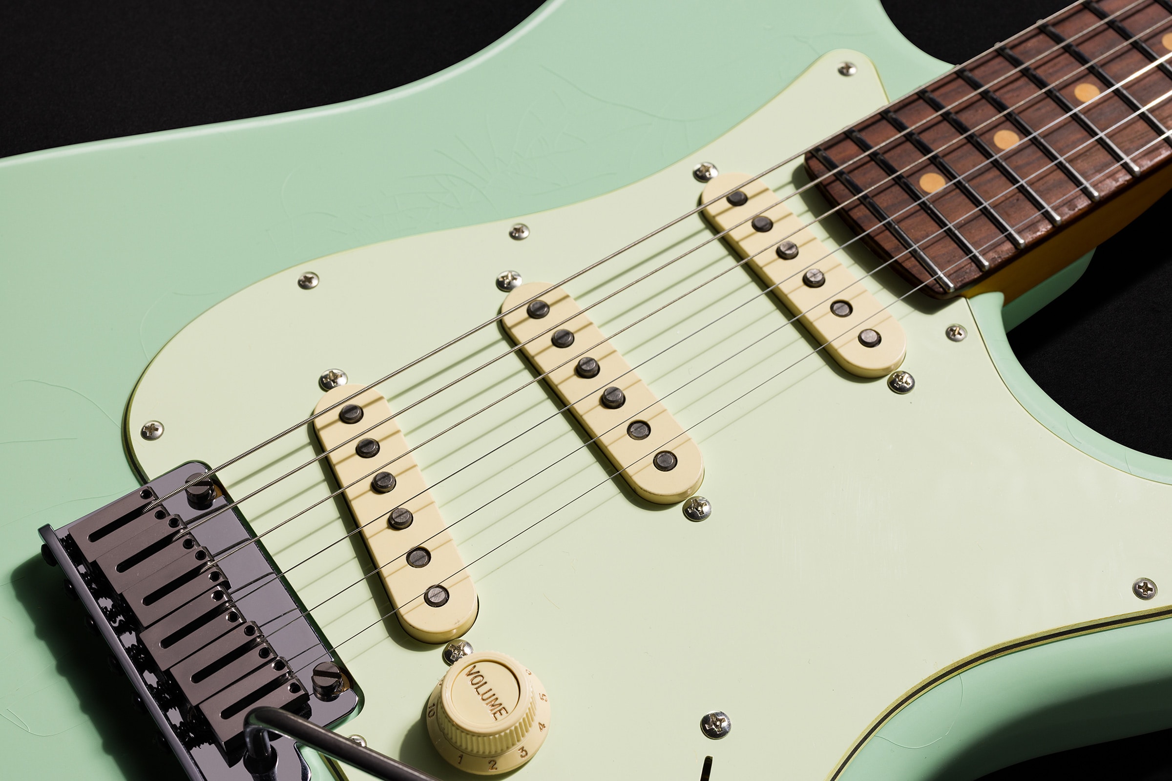 American Ultra Luxe Vintage '60s Stratocaster /Ice Blue Metallic/Rosewood Fingerboard