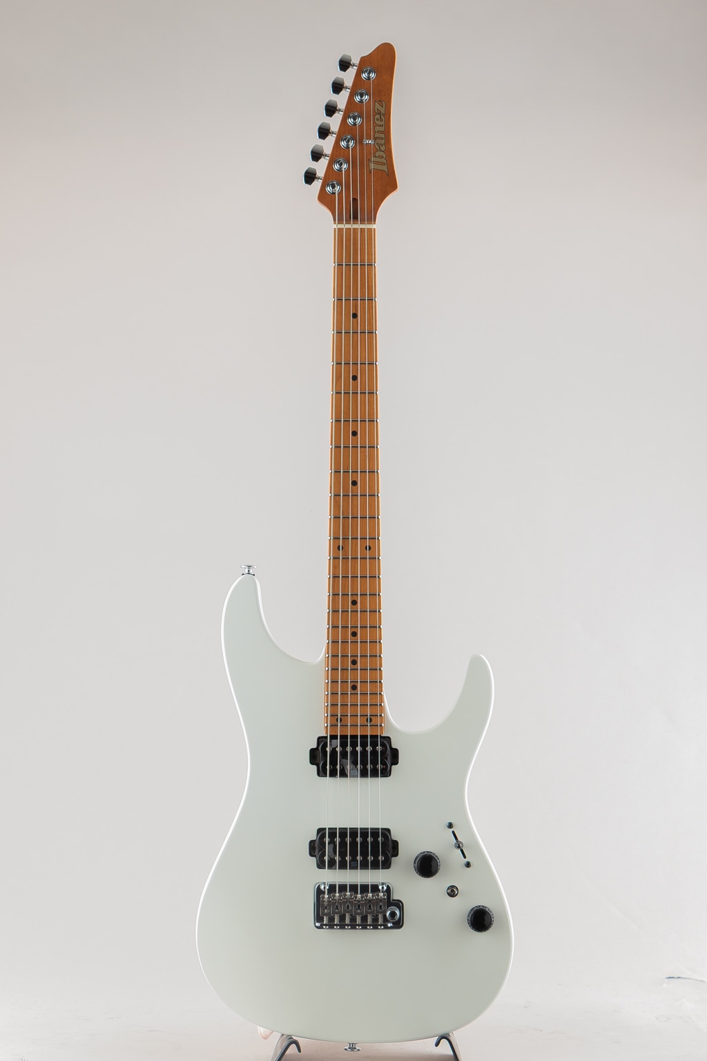 AZ2402 / Pearl White Flat