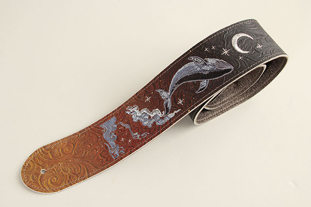 【Special Edition】月夜クジラ刺繍ストラップ 紅月夜 夕暮れの空Ver. 月夜クジラ 紅月夜 夕暮れの空Ver. 梅田店