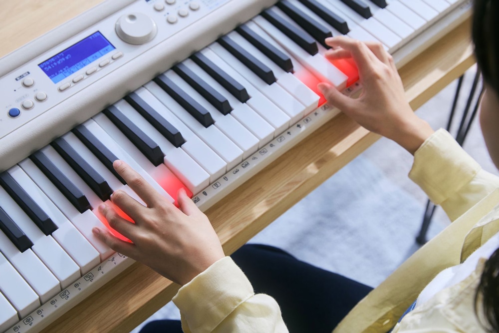 CASIO (カシオ) LK-550WE ホワイト + ヘッドフォン(ATH-S100BK) + クロス + 巾着 光ナビゲーション カシオ キーボード 61鍵盤 人気ソング内蔵