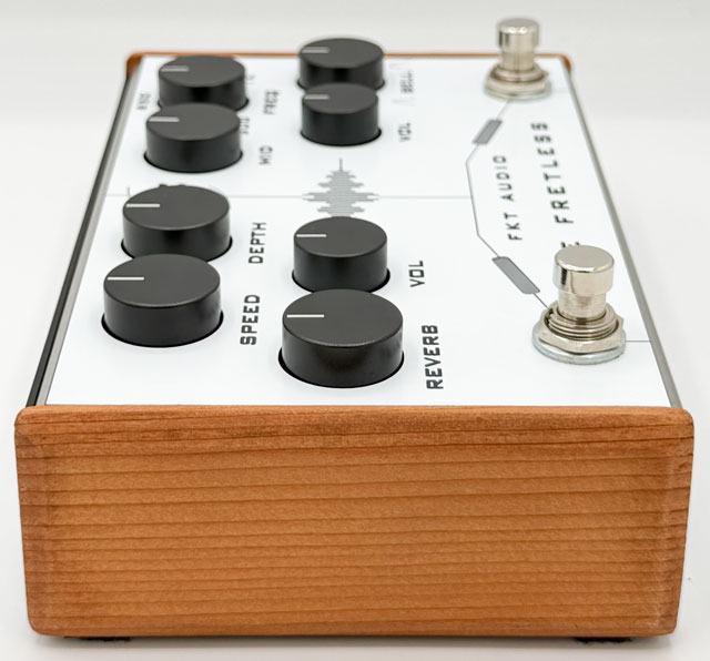The Fretless / Chorus - Reverb - Midrange EQ