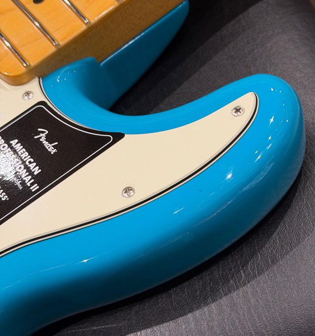 American Professional II Precision Bass Miami Blue / Maple MBL BASS SIDE