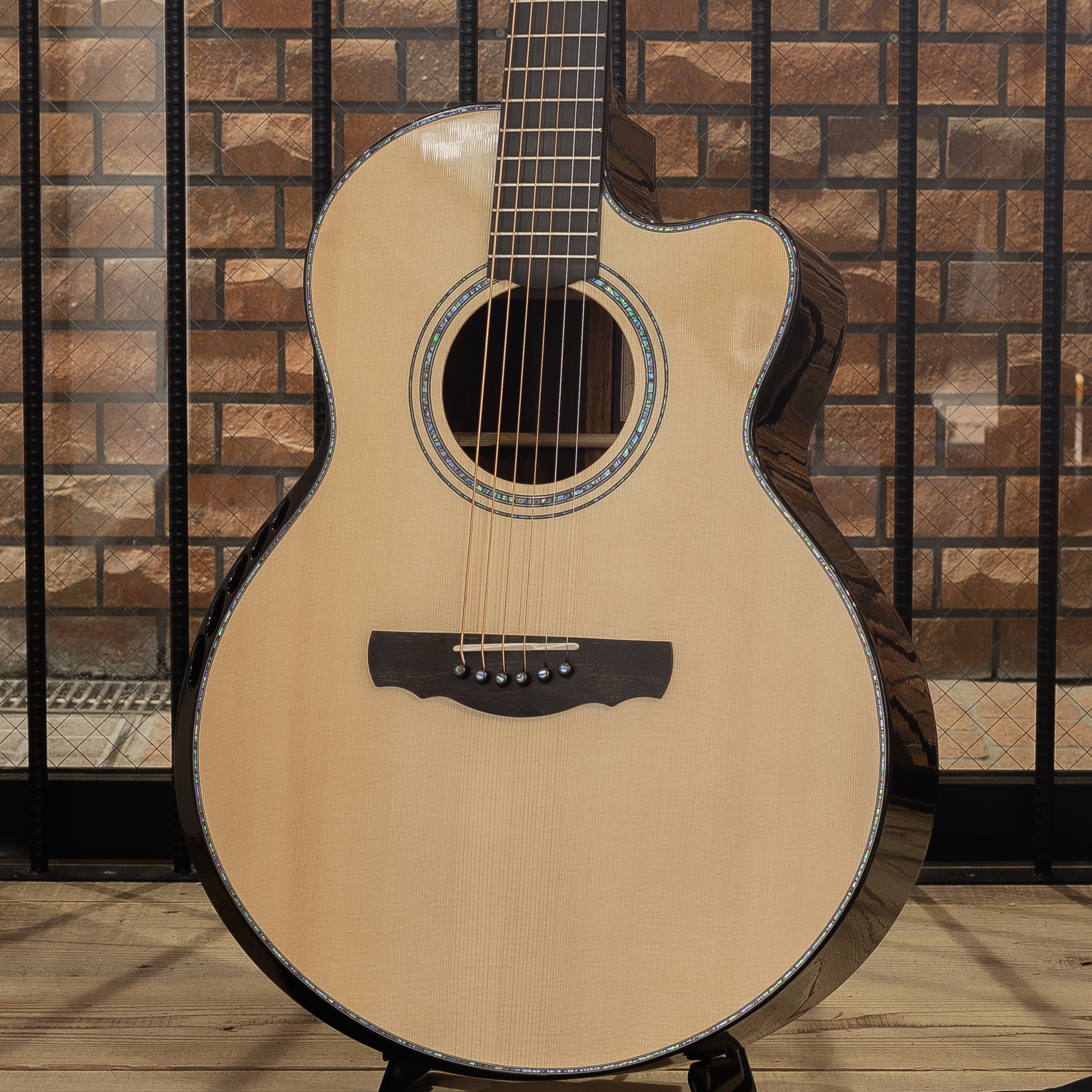 Nightingale Grand Soloist Cutaway European Spruce / Cocobolo