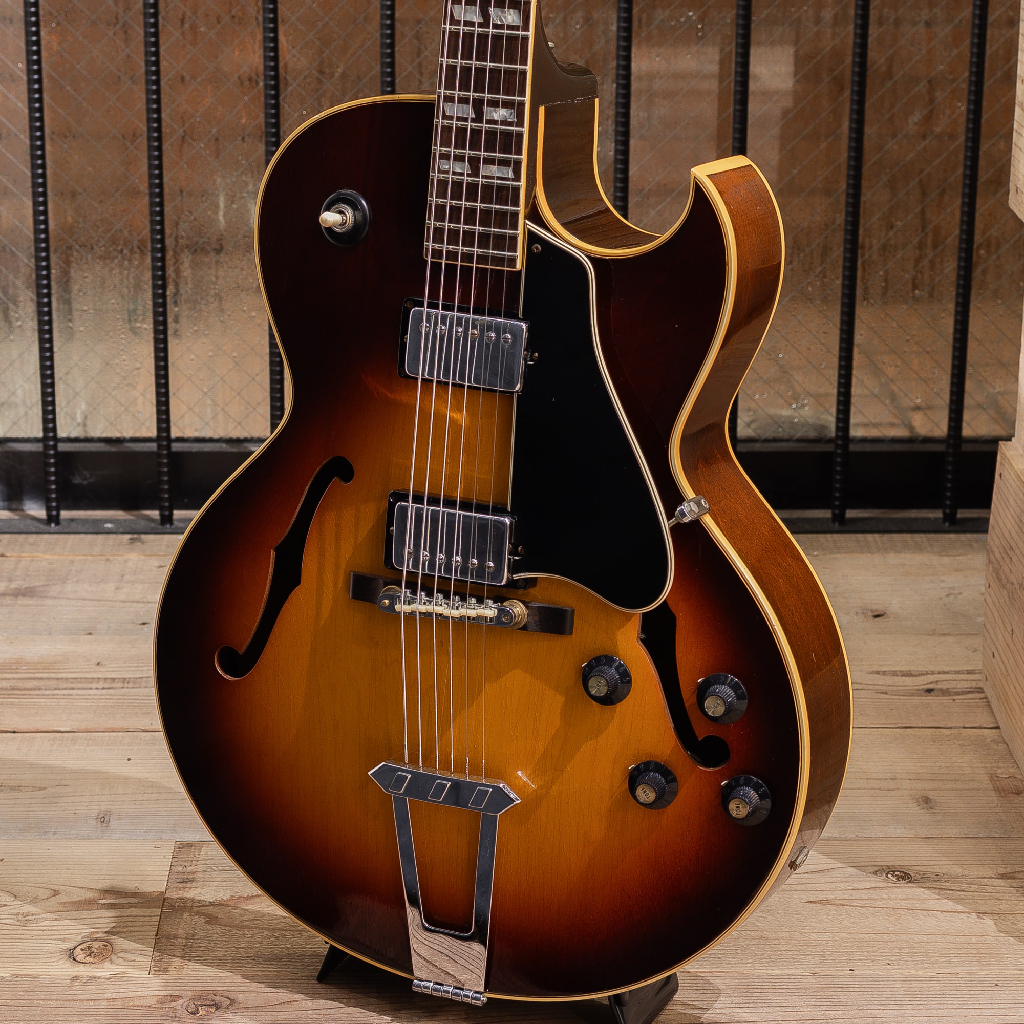ES-175D Sunburst / 1970