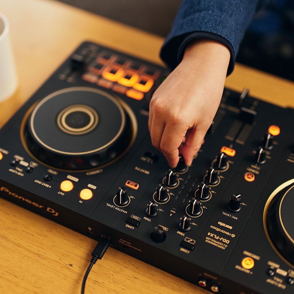 《6月26日発売》 PIONEER DJコントローラー DDJ-FLX4-N (ゴールド) + ヘッドホン HDJ-CUE1 + ダストカバー セット 【DDJ-400 後続機種】 ゴールド DZONE