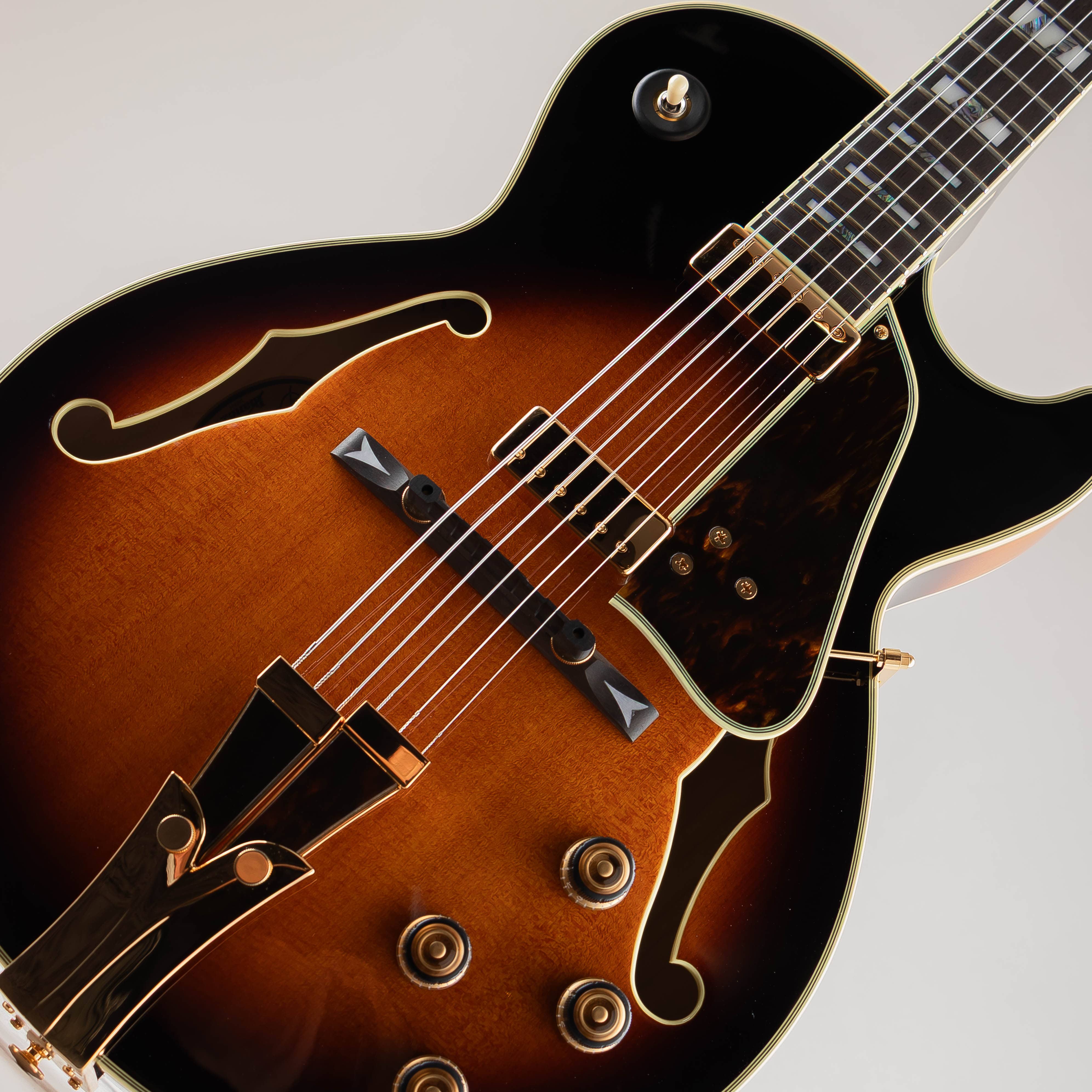 GB10 / Brown Sunburst