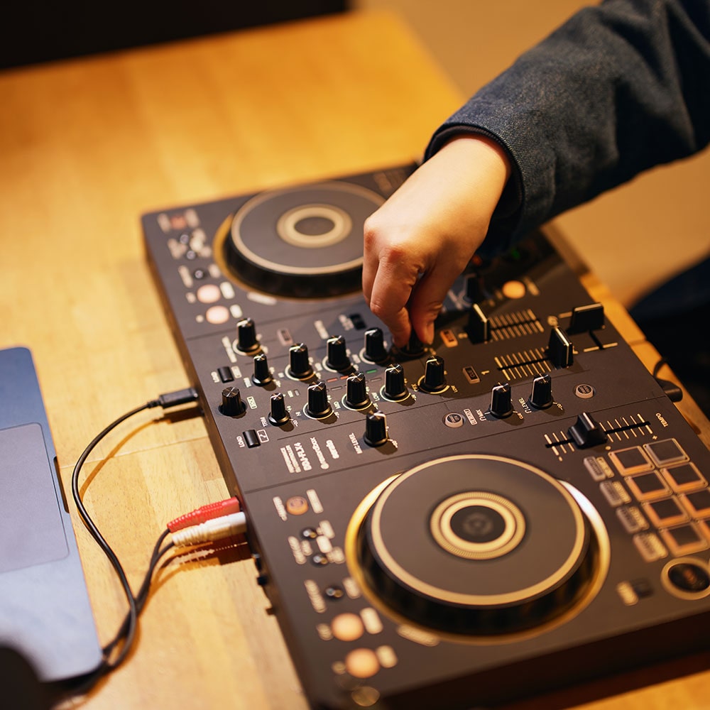 《6月26日発売》 PIONEER DJコントローラー DDJ-FLX4-N (ゴールド) + PCスタンド + ダストカバー セット 【DDJ-400 後続機種】 ゴールド DZONE