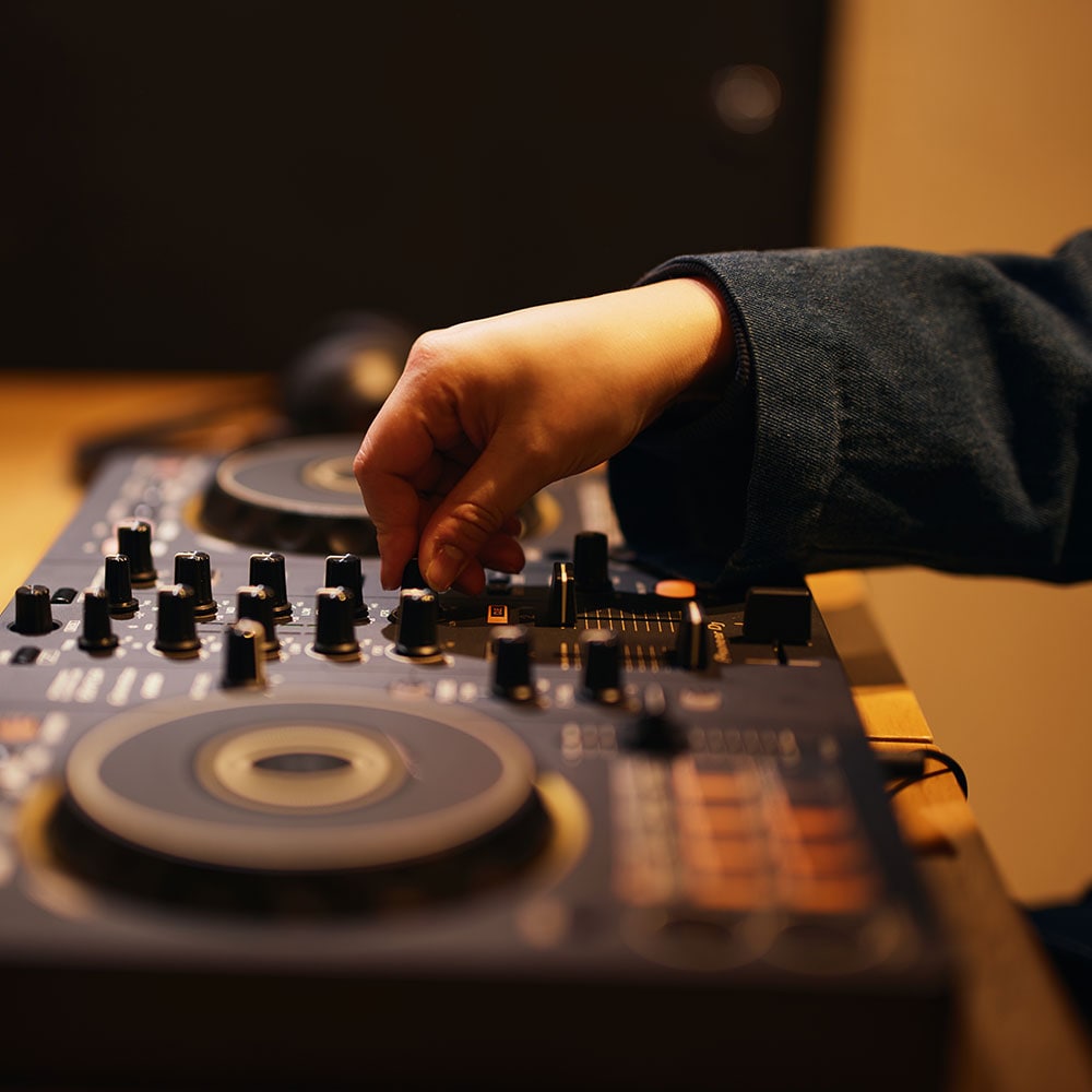 《6月26日発売》 PIONEER DJコントローラー DDJ-FLX4-N (ゴールド) + ヘッドホン HDJ-CUE1 + PCスタンド + ダストカバー セット 【DDJ-400 後続機種】 ゴールド DZONE