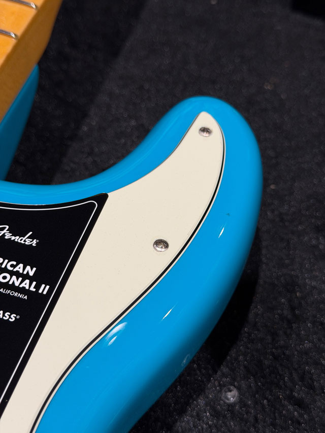 American Professional II Precision Bass Miami Blue / Maple MBL BASS SIDE