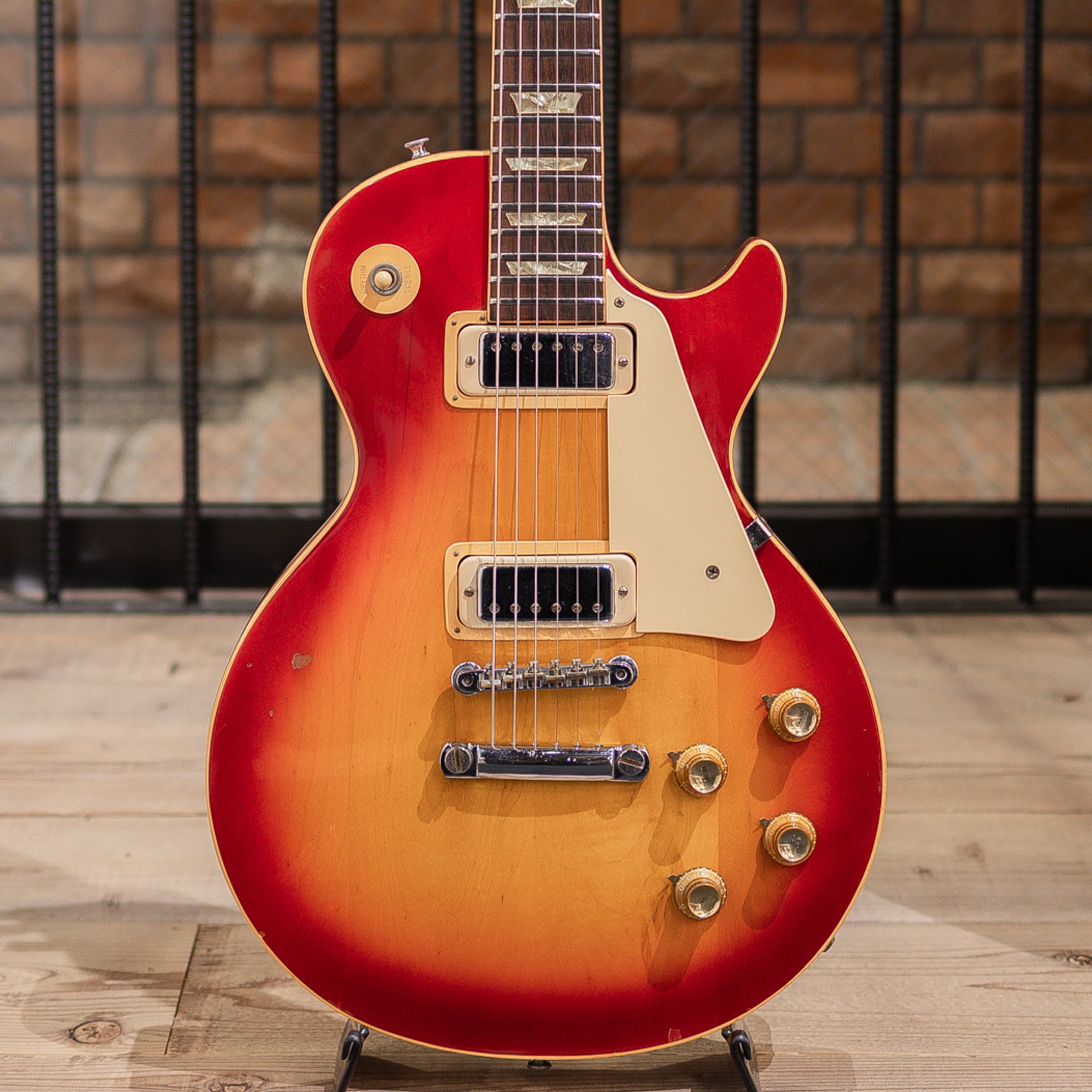 Les Paul Deluxe "Goof Hiders" Cherry Sunburst / Circa 1974