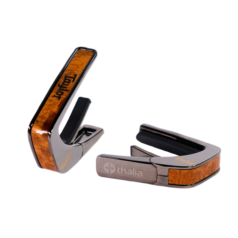 タリア カポ テイラー ライセンスド・モデル Thalia Capos TAYLOR AAA CURLY HAWAIIAN KOA LOGO ENGRAVING / Black Chrome / BC-TAYLOR ギター 15インチフレットパッド付属