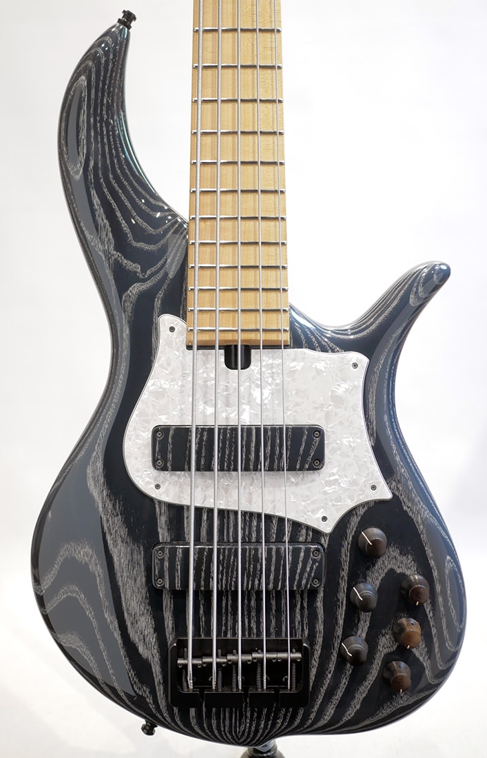 BN5 / Black and White Ceruse